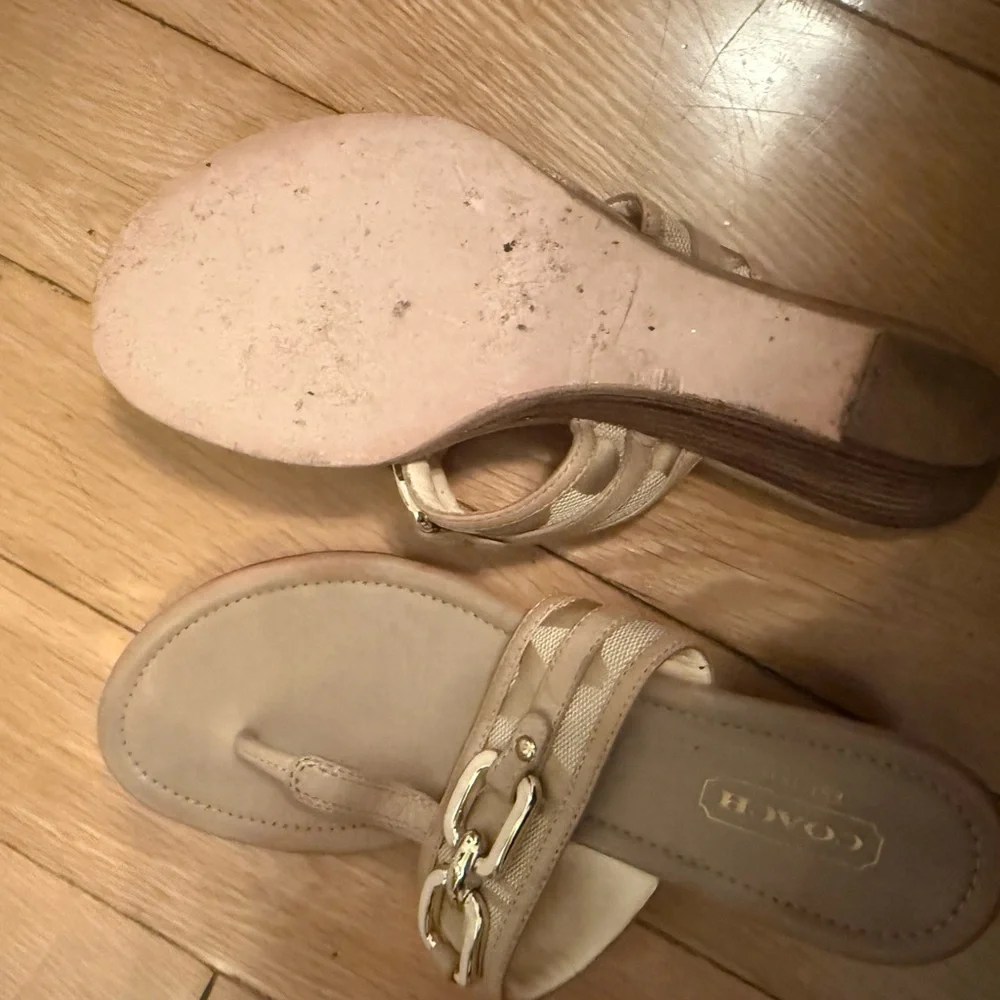 Coach Women's Tan Sandals used very good condition - Picture 6 of 6